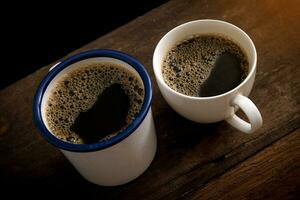 Tasse von Kaffee auf alt hölzern Tabelle foto