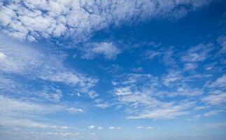 Hintergrund Bild hell Blau Himmel und Weiß Wolken foto