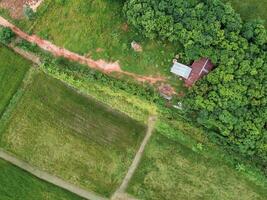 Antenne Fotografien von fliegend Drohnen klein Haus im das Wald foto