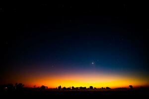 Nacht Landschaft mit bunt und Licht Gelb milchig Weg voll von Sterne im das Himmel. foto