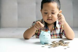 Vorschulkind Kind Lernen zu Berechnung persönlich Budget, verwalten Finanzen, spielen Investition, Buchhaltung. konzentriert Schule Kind Speichern Geld zum kaufen, Putten Kasse im Rosa Schweinchen Bank beim heim. foto