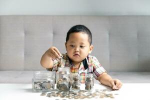 Vorschulkind Kind Lernen zu Berechnung persönlich Budget, verwalten Finanzen, spielen Investition, Buchhaltung. konzentriert Schule Kind Speichern Geld zum kaufen, Putten Kasse im Rosa Schweinchen Bank beim heim. foto