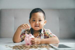 Vorschulkind Kind Lernen zu Berechnung persönlich Budget, verwalten Finanzen, spielen Investition, Buchhaltung. konzentriert Schule Kind Speichern Geld zum kaufen, Putten Kasse im Rosa Schweinchen Bank beim heim. foto