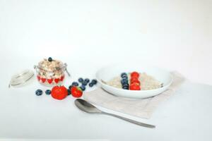 Haferflocken mit Beeren zum Frühstück. ein Teller von Haferflocken auf ein Handtuch foto