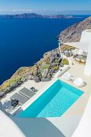 perfekt Aussicht im Santorini mit Weiß die Architektur Luxus Unendlichkeit Schwimmbad Über Kreuzfahrt Schiffe und Blau Meer. Luxus Sommer- Ferien und Urlaub Konzept. tolle Landschaft Caldera Sicht, Reise Ziel foto