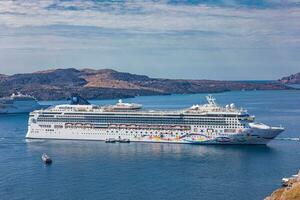 norwegisch Star ist ein Kreuzfahrt Schiff im Besitz und betrieben durch norwegisch Kreuzfahrt Linie im Santorini Bucht im Griechenland. bringen Tourist zu Sommer- Urlaub. Meer Transport 10.10.21 foto