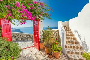 fantastischer reisehintergrund, stadtlandschaft von santorini. rote Tür oder Tor mit Treppe und weißer Architektur unter blauem Himmel. idyllisches sommerferienferienkonzept. wunderbare Sommer-Luxus-Vibes foto