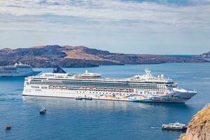 norwegisch Star ist ein Kreuzfahrt Schiff im Besitz und betrieben durch norwegisch Kreuzfahrt Linie im Santorini Bucht im Griechenland. bringen Tourist zu Sommer- Urlaub. Meer Transport, 10.10.21 foto