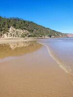 Strand nass Sand Textur. sandig Ufer Beige Hintergrund. foto