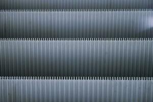 abstrakt glänzend grau Muster von Metall Rolltreppe Fuß Schritt Textur Hintergrund foto