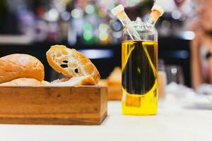 Vorspeise Sauerteig Brot mit Olive Öl und Balsamico Essig auf Abendessen Tisch. foto