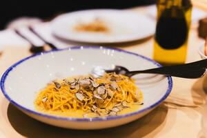 Spaghetti mit Trüffel Pilze cremig Soße auf Abendessen Tisch. foto