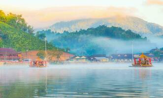 Chinesisch Boot ins Leben gerufen früh im das Morgen beim Rak thailändisch Weiler im Maehongson, Thailand, auf das See mit Wasser Dampf, banrakthai, Verbot Rak thailändisch. foto