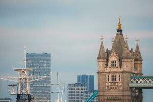 Turm Brücke im London, das Vereinigtes Königreich. Sonnenuntergang mit schön Wolken. foto