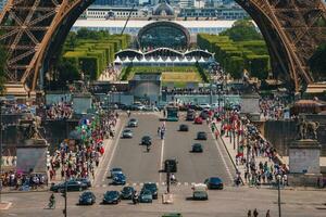 sonnig Sommer- Tag beim das Eiffel Turm, Paris foto