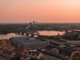 Sommer- Sonnenuntergang im Riga, Lettland. Antenne Aussicht von Riga, das Hauptstadt von Lettland beim Sonnenuntergang. foto