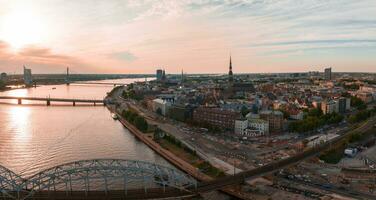 Sommer- Sonnenuntergang im Riga, Lettland. Antenne Aussicht von Riga, das Hauptstadt von Lettland beim Sonnenuntergang. foto