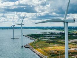 Antenne Aussicht von das Wind Turbinen. Grün ökologisch Leistung Energie Generation. Wind Bauernhof Öko Feld. foto