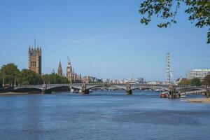 groß ben und London Auge mit Brücke Über Themse Fluss mit Blau Himmel im Hintergrund foto