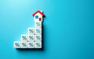 Hypothek Interesse Bewertung zum Kauf ein Haus. erhöhen, ansteigen das Kosten von Ausleihen und machen Wohneigentum weniger erschwinglich. Prozentsatz berechnet durch ein Darlehensgeber. Fest Zahlung zum Gehäuse. foto