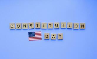September 17, Verfassung Tag und Staatsbürgerschaft Tag, das Flagge von das USA, ein minimalistisch Banner mit das Inschrift im hölzern Briefe foto