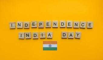 August 15, Unabhängigkeit Tag im Indien, Flagge von Indien, minimalistisch Banner mit das Inschrift im hölzern Briefe foto