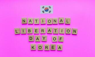August 15, National Befreiung Tag von Korea, das Flagge von Korea, ein minimalistisch Banner mit das Inschrift im hölzern Briefe foto