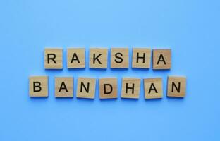 August 30, Raksha Bandhan, ein minimalistisch Banner mit ein Inschrift im hölzern Briefe foto