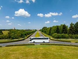Weiß modern komfortabel Tourist Bus Fahren durch Autobahn zu Disneyland. foto