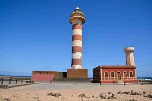 ein rot und Weiß Leuchtturm auf ein Insel foto