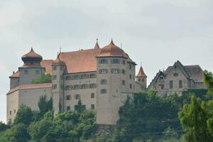 ein Schloss auf oben von ein Hügel foto