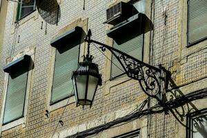 ein Straße Lampe auf ein Gebäude mit ein Fenster foto