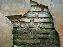 geknackt und alt oder beschädigt Beton Mauer mit Rau Oberfläche. wie ein einzigartig, ästhetisch Hintergrund foto