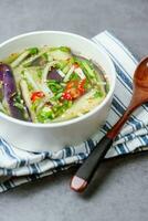 oinaengguk, Koreanisch gekühlt Gurke Suppe, bereit mit Julienne, gewürzt Gurke im ein cool Brühe gemacht mit Soja Soße, Knoblauch, und Essig. es ist ein Beliebt Sommer- Gericht. foto