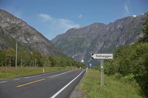Straßenschild mit Richtung zur Trollwand in Trollveggen, Norwegen foto