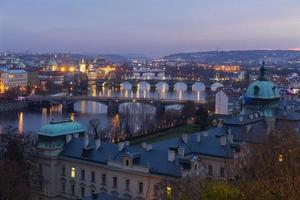 Blick auf Prag am Abend foto