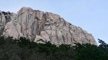 Blick auf den großen Felsen Ulsanbawi im Seoraksan-Nationalpark. Südkorea foto