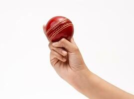 weiblich Bowler Griff zu das rot Prüfung Kricket Ball Nahansicht Foto von weiblich Cricketspieler Hand Über zu Schüssel