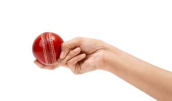 weiblich Bowler Griff zu das rot Prüfung Kricket Ball Nahansicht Foto von weiblich Cricketspieler Hand Über zu Schüssel