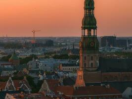 Sommer- Sonnenuntergang im Riga, Lettland. Antenne Aussicht von Riga, das Hauptstadt von Lettland beim Sonnenuntergang. foto