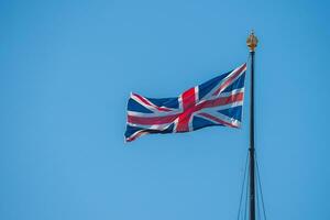 Vereinigtes Königreich Flagge mit groß ben und Haus von Parlament im das Hintergrund foto