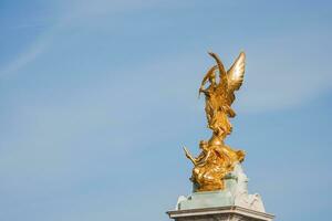 das golden Engel von Victoria Denkmal mit Blau Himmel im Hintergrund foto