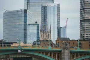 Southwark Brücke und Kirche mit Wohnungen und modern Gebäude im Hintergrund foto