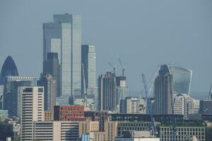 Aussicht von Wolkenkratzer von Stadt mit Himmel im Hintergrund beim London foto