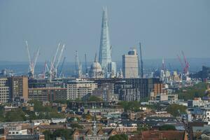 szenisch Aussicht von Stadtbild mit Blau Himmel im Hintergrund beim London foto