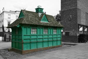 Farbe isoliert Grün Kiosk im London foto