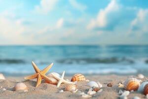 Strand mit Muscheln und Seestern und Himmel foto