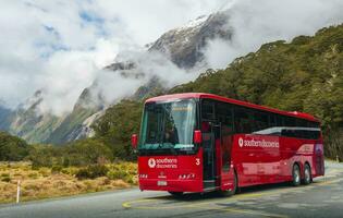 Fjordland National Park, Neu Neuseeland -30.09.2017 - - Tour Bus Park im Affe Bach ein schön Stelle auf das Straße zu Milford Klang im Süd Insel von Neu Neuseeland. foto