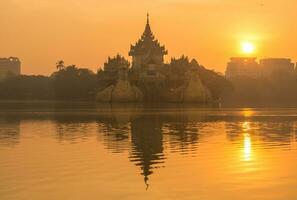 schöner sonnenaufgang über dem karaweik-palast in der gemeinde yangon in myanmar. foto