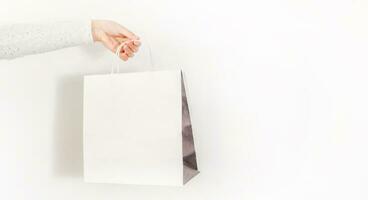 weiblich Hand halten ein Einkaufen Tasche. Banner Mitte Jahreszeit Verkauf und Einkaufen Aktivität. foto